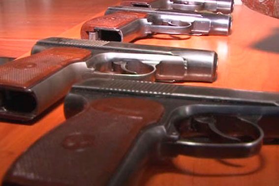 Співробітники міліції у вівторок вилучили 7 гранат Ф-1 з запалом, пістолет, ножі, заряджені обойми до зброї та патрони з посилки у відділенні однієї з компаній кур'єрської доставки в Маріуполі
