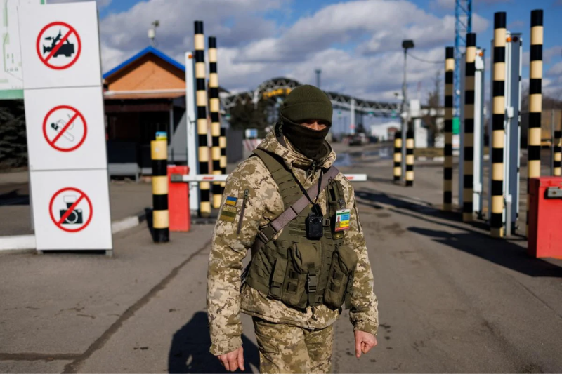 Влада робить все для того, щоб військовозобов'язаних чоловіків не випускати з України.