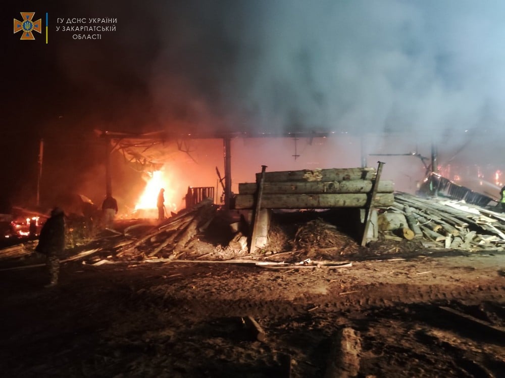 Сегодня утром произошел пожар на территории предприятия в селе Нижние Ворота Мукачевского района.