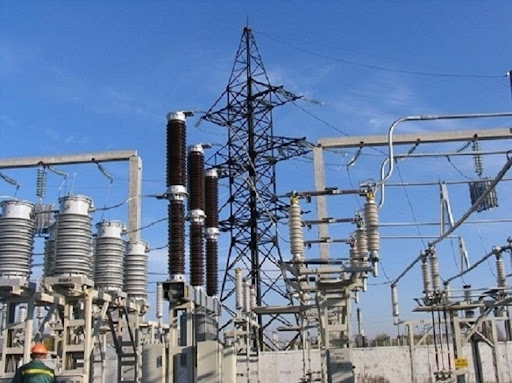 В Україні тариф на електроенергію вирішили знизити з 1,68 до 1,44 грн за кВт*год. Це хочуть зробити завдяки відмові від спеціальних тарифів, які вводилися на ремонт електричних мереж.

