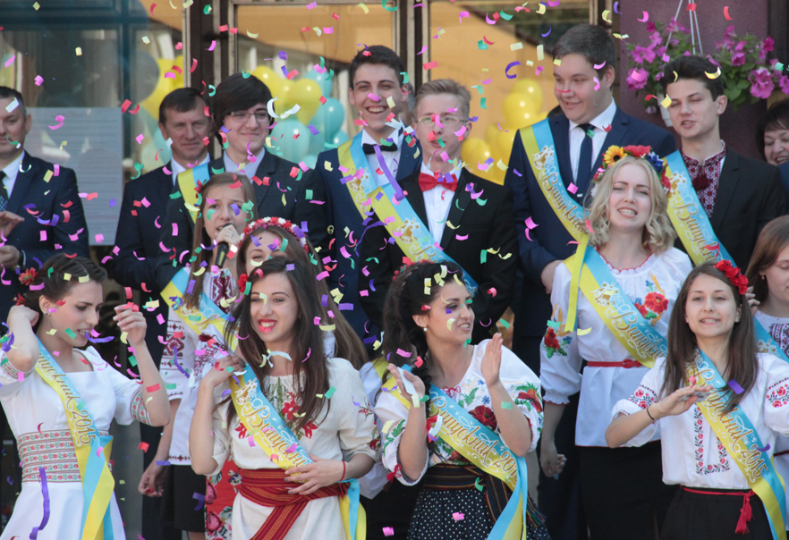 Напередодні Міжнародного дня захисту дітей на урочистих лінійках учні та вчителі Ужгорода відзначали завершення навчального року святом «Останнього дзвоника»