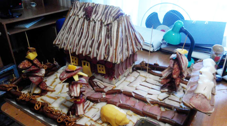 Художник с Береговая Анатолий Сакалош сделал до Старого Нового года неординарный кулинарное произведение – мини-копию села с домиком и забором. Для этого он использовал самые обычные продукты.