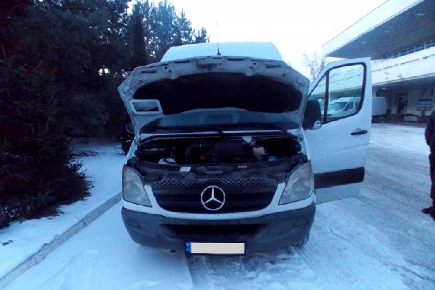 Сьогодні, 7 березня 2018 року, в зону митного контролю на ділянку «в`їзд в Україну» митного посту «Ужгород» Закарпатської митниці ДФС заїхав легковий автомобіль марки «Mercedes-Benz», 2011 р.в.
