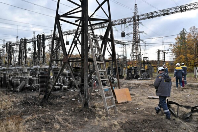 В Україні в будь-яку мить можуть повернутися відключення електроенергії, адже електролінії хоч і намагаються ремонтувати, але на швидкоруч, що не є надійним.
