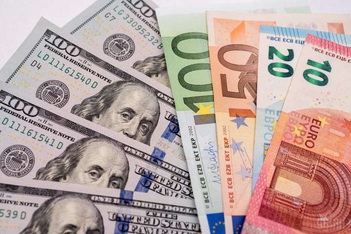Євро за вихідні здорожчав на 12 копійок і коштує 38,74 грн.