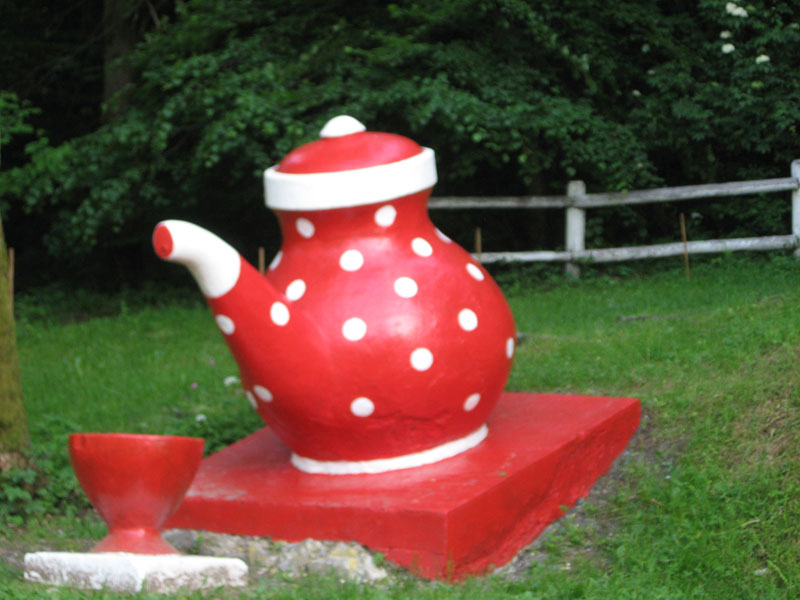 Рекреационный пункт «Чайник», который является своеобразной визиткой Турьи-Реметы на Перечинщине, покрасили в красный с белыми крапинками.