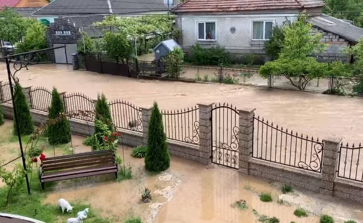 Вулиці Приборжавського затоплені селевим потоком.