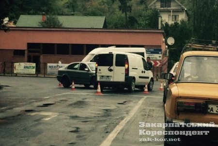 Сьогодні, 19 вересня, в Ужгороді на перехресті вулиць Собранецька та Митна сталася ДТП, внаслідок якої постраждало 2 іномарки.