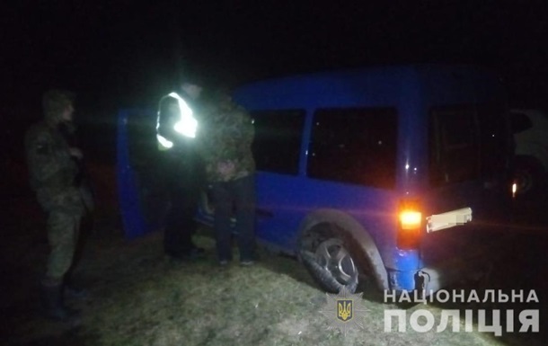 Автомобиль не реагировал на требования таможенников и врезался в заграждения пункта пропуска Рава-Русская.
