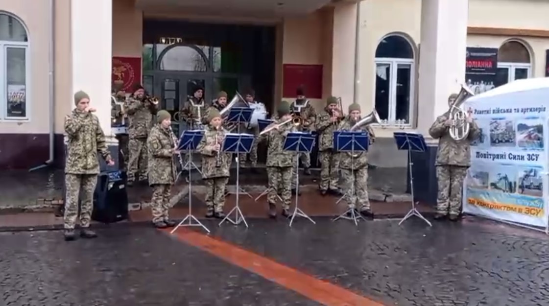 На центральной площади Мукачево под стенами драматического театра состоялось выступление военного оркестра 128-й бригады.