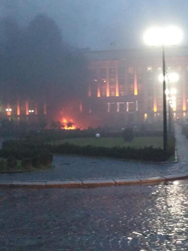 Поки вся Україна очікує на рішення Верховної Ради щодо введення воєнного стану, в Ужгороді знову палають шини. 