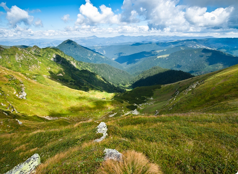На Закарпатье представили новый трансграничный туристический маршрут. Финиш маршрута сходится из трех стран – Словакии, Украины и Польши на вершину горы Кременец.