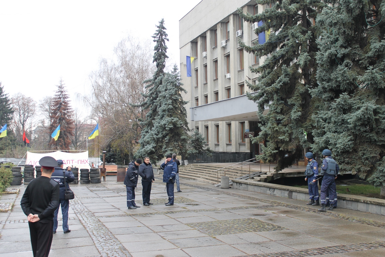 З приміщення Ужгородської міської ради почали евакуйовувати працівників та відвідувачів – із міліції вкотре повідомили про замінування будівлі.