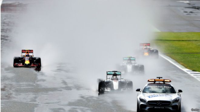 Пілот Формули-1 Льюіс Гемілтон відсвяткував перемогу на Гран-прі Німеччини, роздаючи безкоштовне морозиво своїм фанатам, пише Sun.