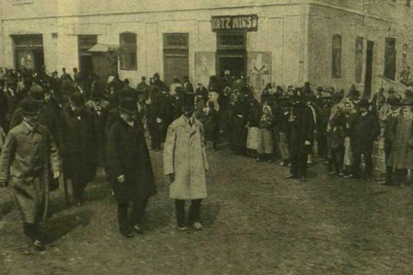 Як свідчить публікація у номері видання «Vasarnapi Ujsag» від 1 травня 1910 року, з візитом до Тячева навідувався міністр торгівлі Угорського Королівства Гієронімі Кароль (1836-1911).
