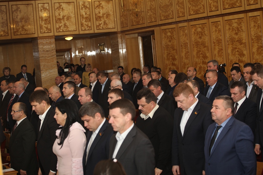 В Ужгороде началось перенесено первое пленарное заседание VII созыва Закарпатского областного совета.