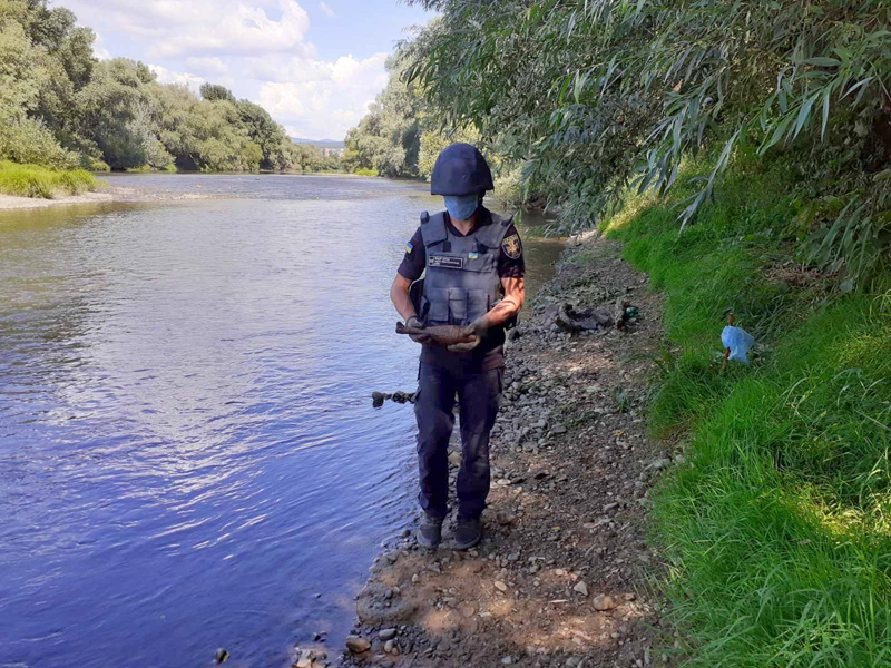 11 августа в 14:45 в оперативно-спасательную службу Закарпатья поступил звонок от ужгородца, который во время рыбалки обнаружил подозрительный предмет.