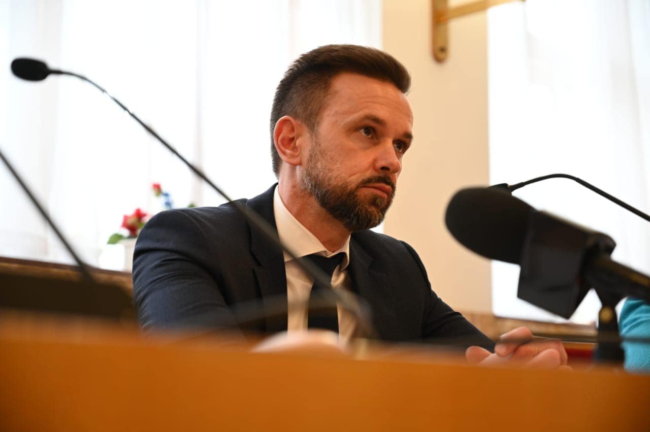 Голова Закарпатської ОДА Віктор Микита відреагував на скандальне відео, яке зняли у школі в селі Верхнє Водяне, що на Рахівщині.