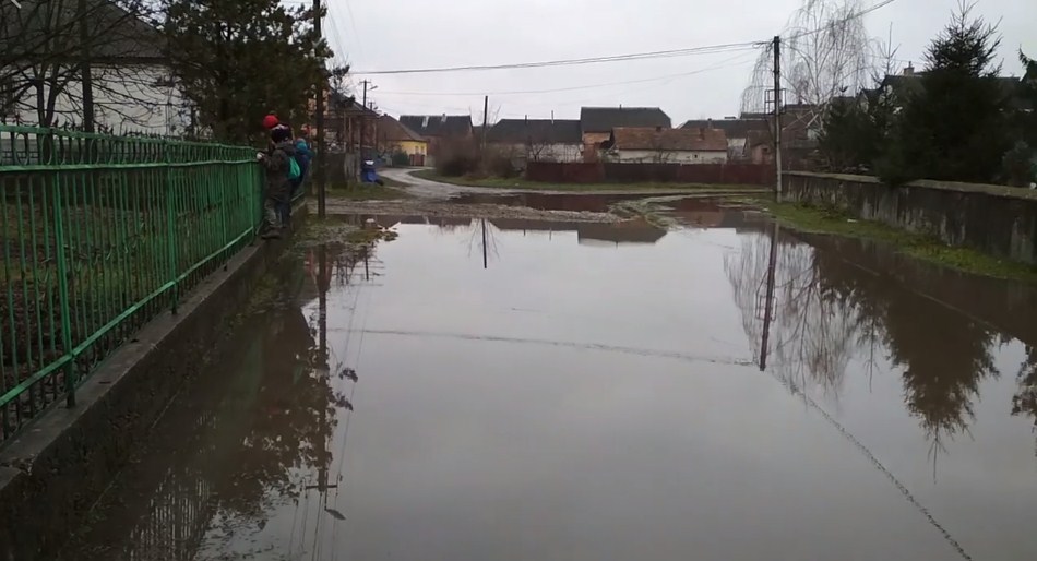 Частина вулиці, котра веде до будівлі школи в селі Сасово, повністю затоплена водою.