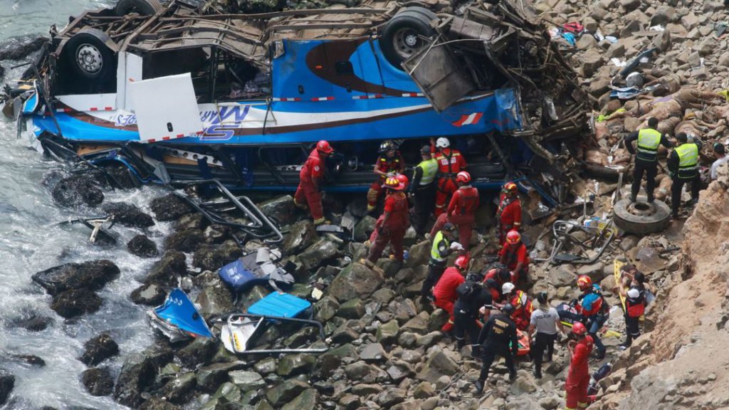 Щонайменше 48 людей загинули в Перу, коли автобус, в якому вони їхали, 2 січня після зіткнення з вантажівкою зірвався зі скелі на крутому повороті шосе на північ від Ліми.