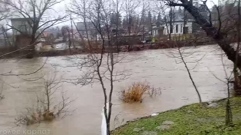 Из-за сильных дождей уровень воды в реках Иршавского района сильно поднялся.
