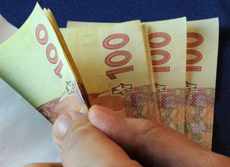 Министерство финансов просчитывает возможность увеличения минимальной зарплаты в Украине до 3 200 грн, заявил глава ведомства Александр Данилюк.
