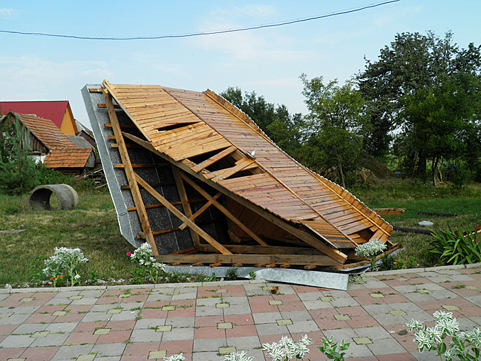 Один человек погиб, еще одна получила телесные повреждения в результате урагана, который прошелся по селу Петровка, Ужгородского района.