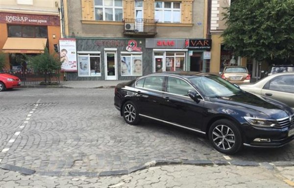 На правонарушителя наложен штраф за парковку на пешеходном переходе в центре Ужгорода в сумме 340 гривен.
