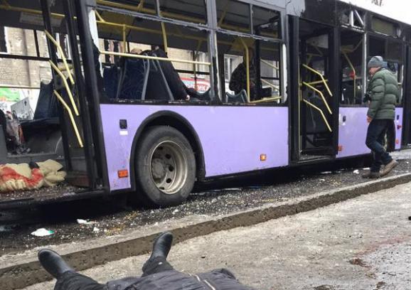 Терористи обстріляли тролейбус у Донецьку із житлових масивів, що контролюються незаконними збройними формуваннями.

