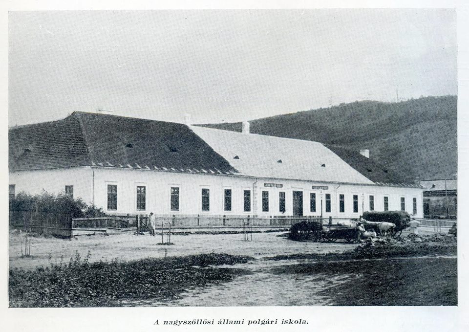 Мабуть основну роль у будівництві школи відіграло те, що 23 липня 1880 року було призначено інспектора освітніх закладів Угочанського комітату. Ним став Оцел Ласло.
