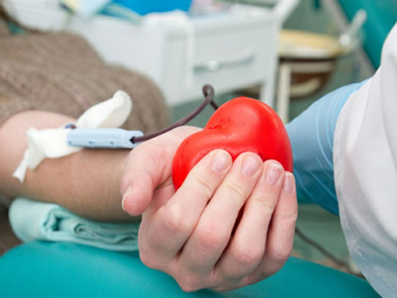 В рамках Дня донорства ужгородців та жителів області просять здати кров. 