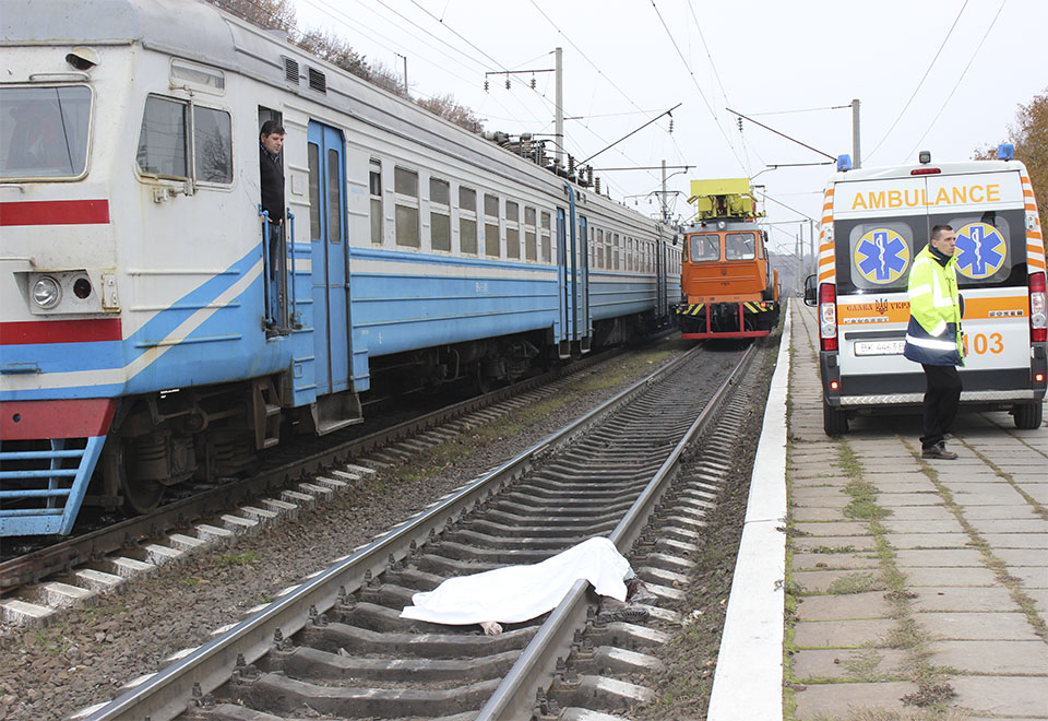 Нещасний випадок трапився увечері на залізничній станції у Теребовлі. Потяг, що курсує маршрутом «Рахів-Київ», наїхав на молодого хлопця.