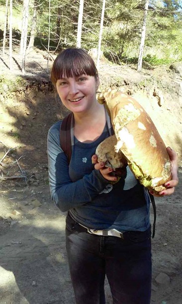 Вага білого гриба, який знайшли в селі Кам'янка Сколівського району, становить майже два з половиною кілограми - 2,400 грам.
