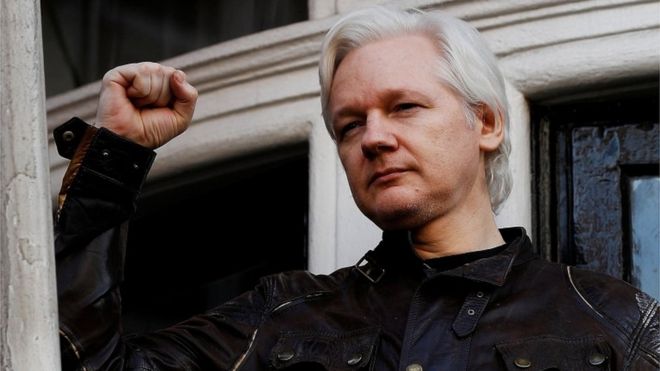 Засновника Wikileaks Джуліана Ассанжа заарештували в Лондоні в посольстві Еквадору, після того як Еквадор відмовився надавати йому притулок у своєму посольстві, де він переховувався сім років.


