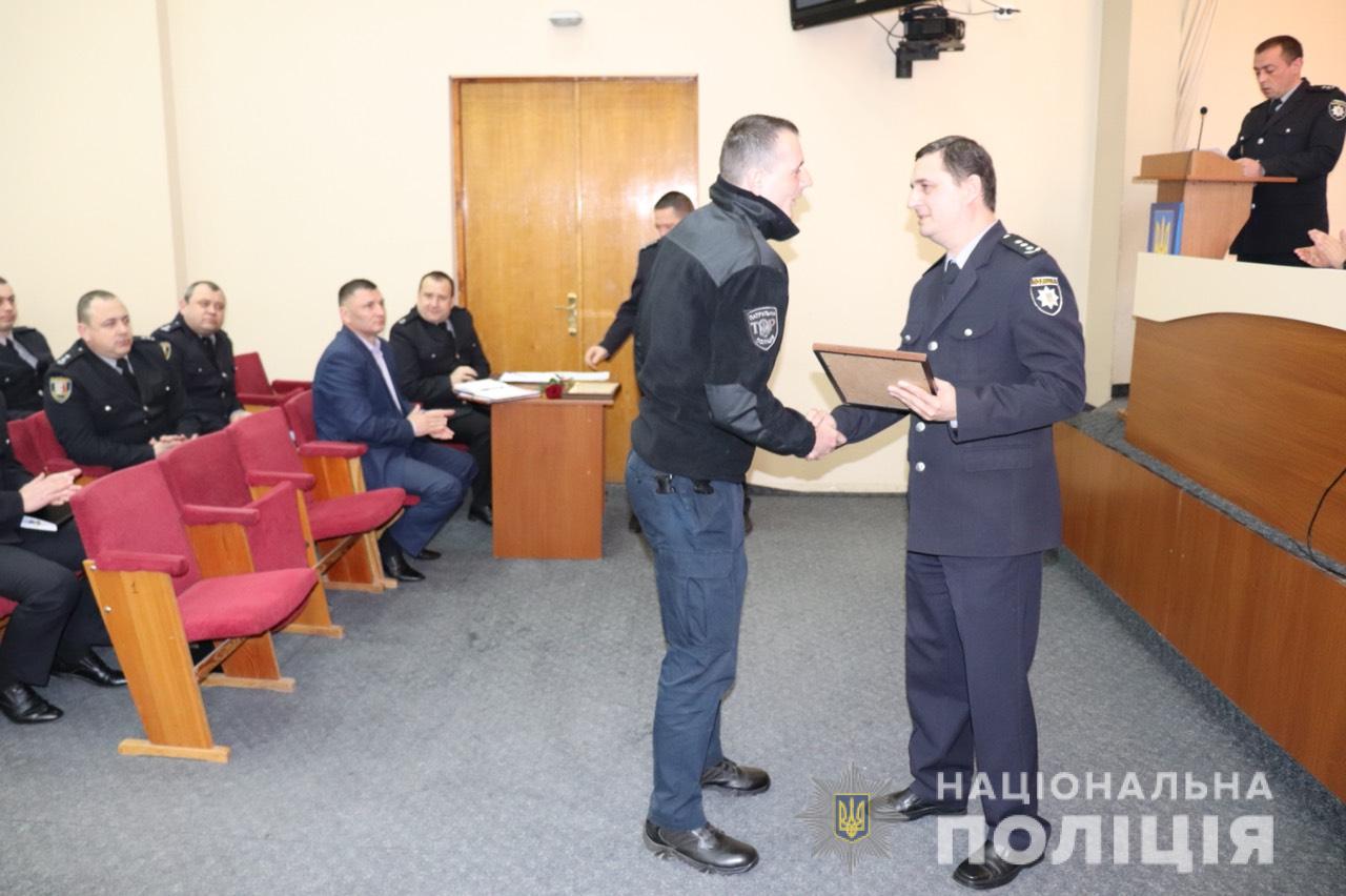 Сьогоднішня робоча нарада в Головному управлінні Національної поліції в Закарпатській області, на якій були присутні керівники територіальних відділів і відділень поліції, розпочалася з приємного.