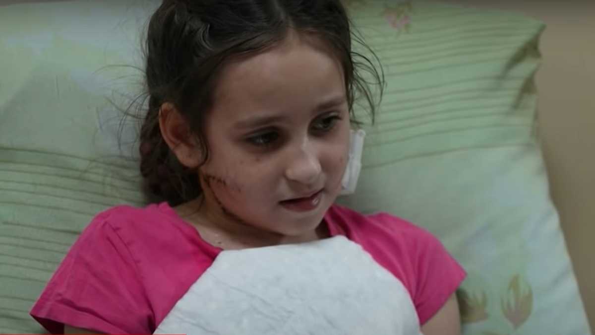 У блокадному Маріуполі російський солдат напав на малу дівчинку – нелюд вистрілив 11-річній в обличчя. Дівчинка вижила та проходить реабілітацію – вже 9 днів як вона перебуває в безпеці.

