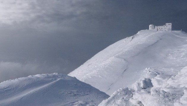 За словами рятувальників, троє туристів здійснювали сходження на гору Піп Іван з сторони міста Рахів Закарпатської області та заблукали.


