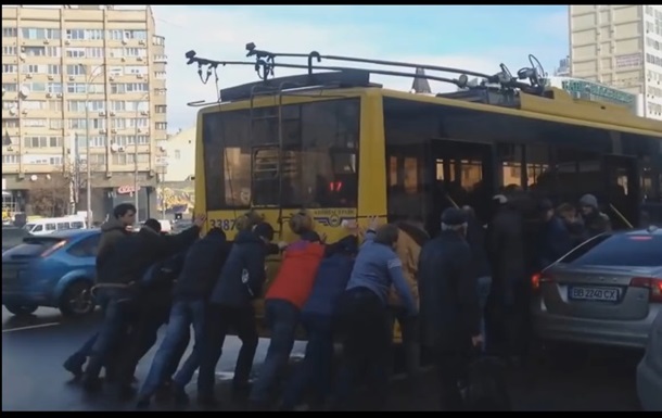 Ролик демонстрирует проблемы и плохие стороны жизни в украинской столице.
