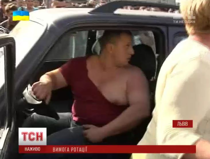 Родичі бійців АТО перекрили дороги й влаштували бійку в центрі Львова (ВІДЕО)