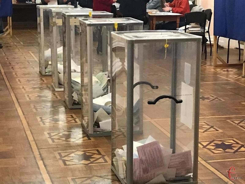 По 16:00 27 октября в Закарпатье ТИК Мукачево назначил пересчет голосов на девяти избирательных участках. 