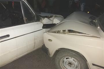 У селищі Королево Виноградівського району вчора ввечері сталася ДТП: автомобіль марки «ВАЗ-2106» виїхав на зустрічну, внаслідок чого сталося зіткнення із автомобілем марки «ВАЗ-2107». 