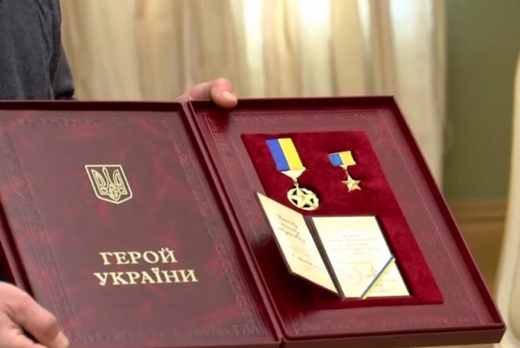 Нагороди рідним двох полеглих закарпатців у залі Верховної Ради України вручив президент Володимир Зеленський.