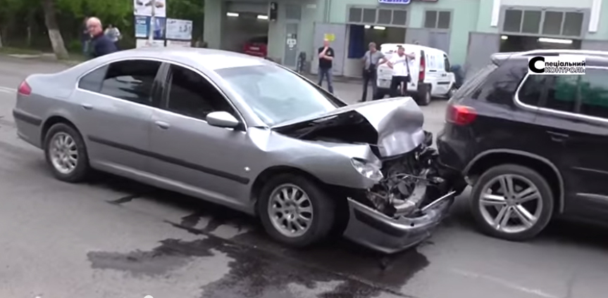 В мережі оприлюднили відео вчорашньої ДТП в Ужгороді / ВІДЕО