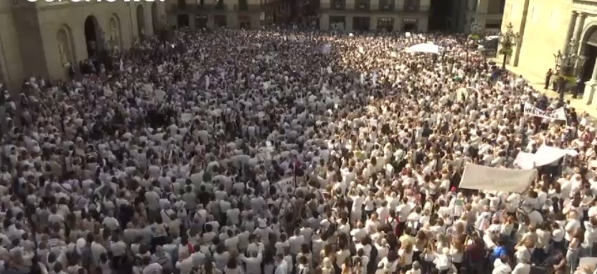 Одягнені в біле люди закликали країну до спокою, а Маріано Рахоя і Карлеса Пучдемона - до переговорів.