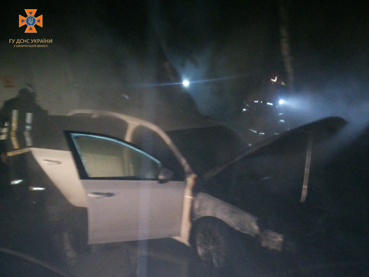 В обласному центрі Закарпатті горіла автівка.