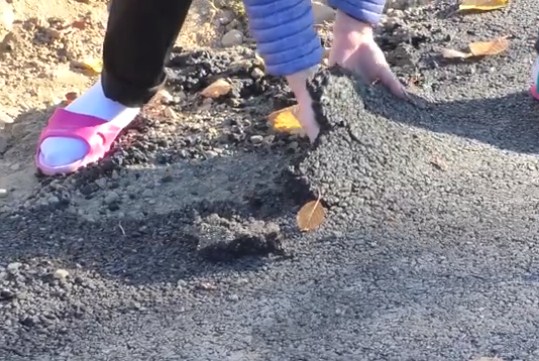 На Закарпатті новий асфальт можна підняти з дороги наче килим (ВІДЕО)