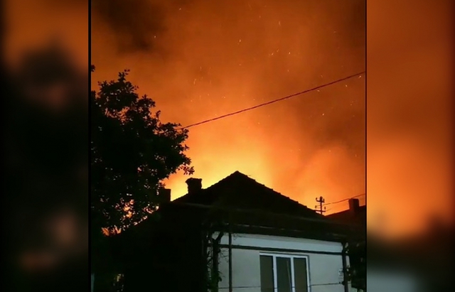 На Мукачівщині посеред ночі горіла надвірна споруда.
