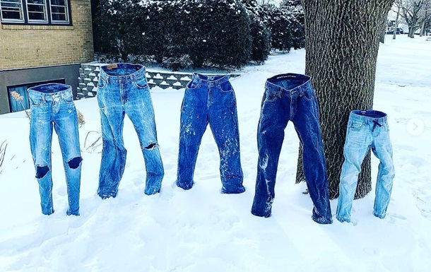 Американці заморожують свої штани на вулиці, де тримається аномально низька температура, у незбагненних позах.
