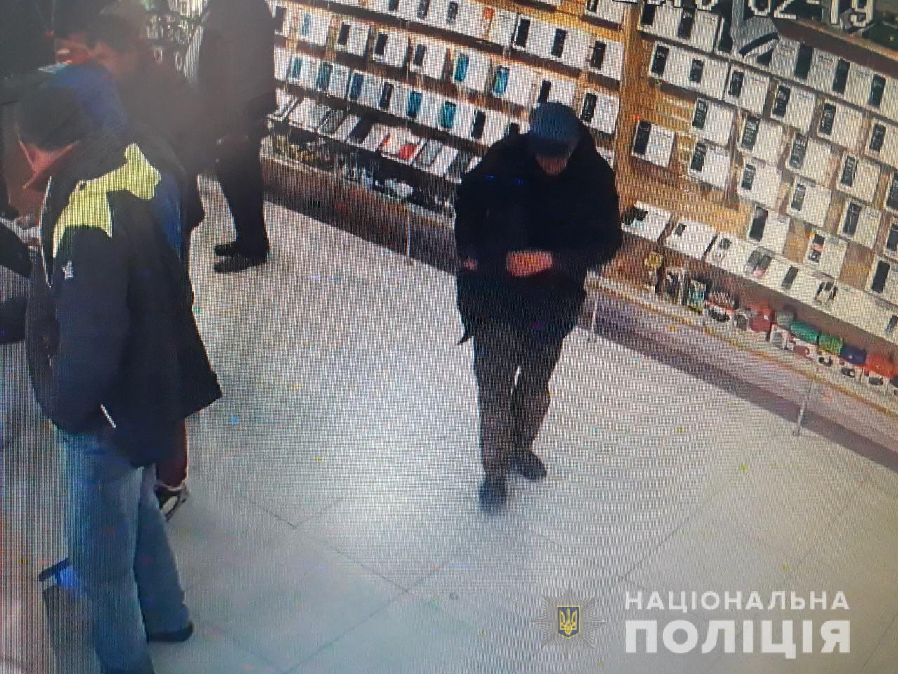 Працівники Тячівського та Свалявського відділів поліції встановили особи чоловіка та дівчини, які причетні до вчинення крадіжок чужого майна.