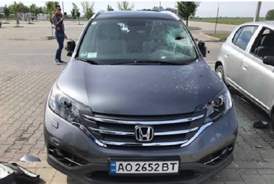 Факт вандалізму стався біля супермаркету TESCO, який розташований поблизу аеропорту в угорському місті Дебрецен.